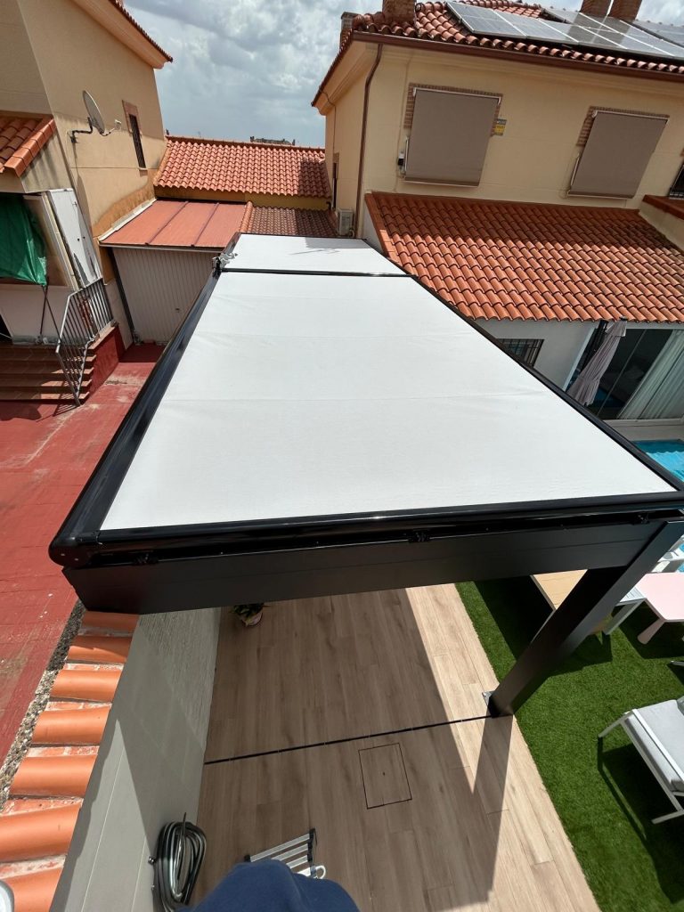 Instalación de toldo cofre en vivienda unifamiliar de Torrijos
