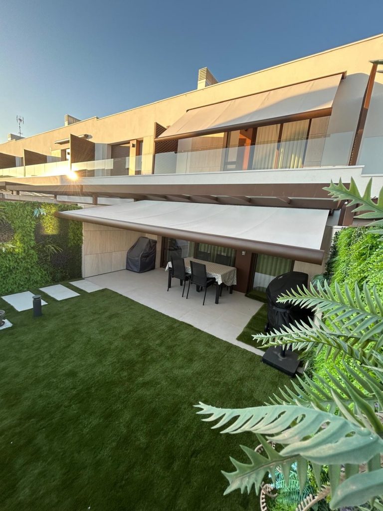 Instalación de toldos en Toledo y Madrid — toldo cofre en terraza
Toldo de brazos articulados para fachada comercial en Toledo
Toldo vertical screen en balcón — control de deslumbramiento