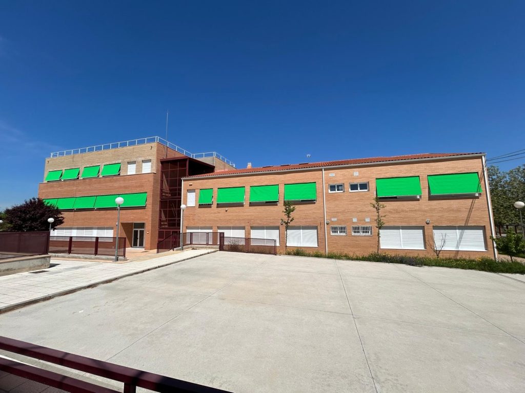 Toldos verdes en colegio bilingüe de Madrid instalado por Toldos Siglo 22