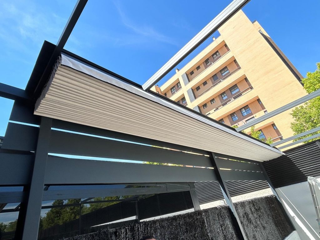 Pérgola tensada instalada por Toldos Siglo 22 en Toledo