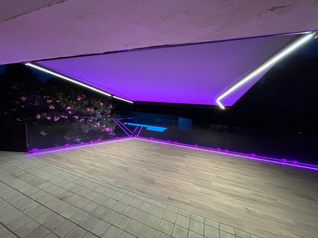 Toldo de jardín con iluminación instalado por Toldos Siglo 22
